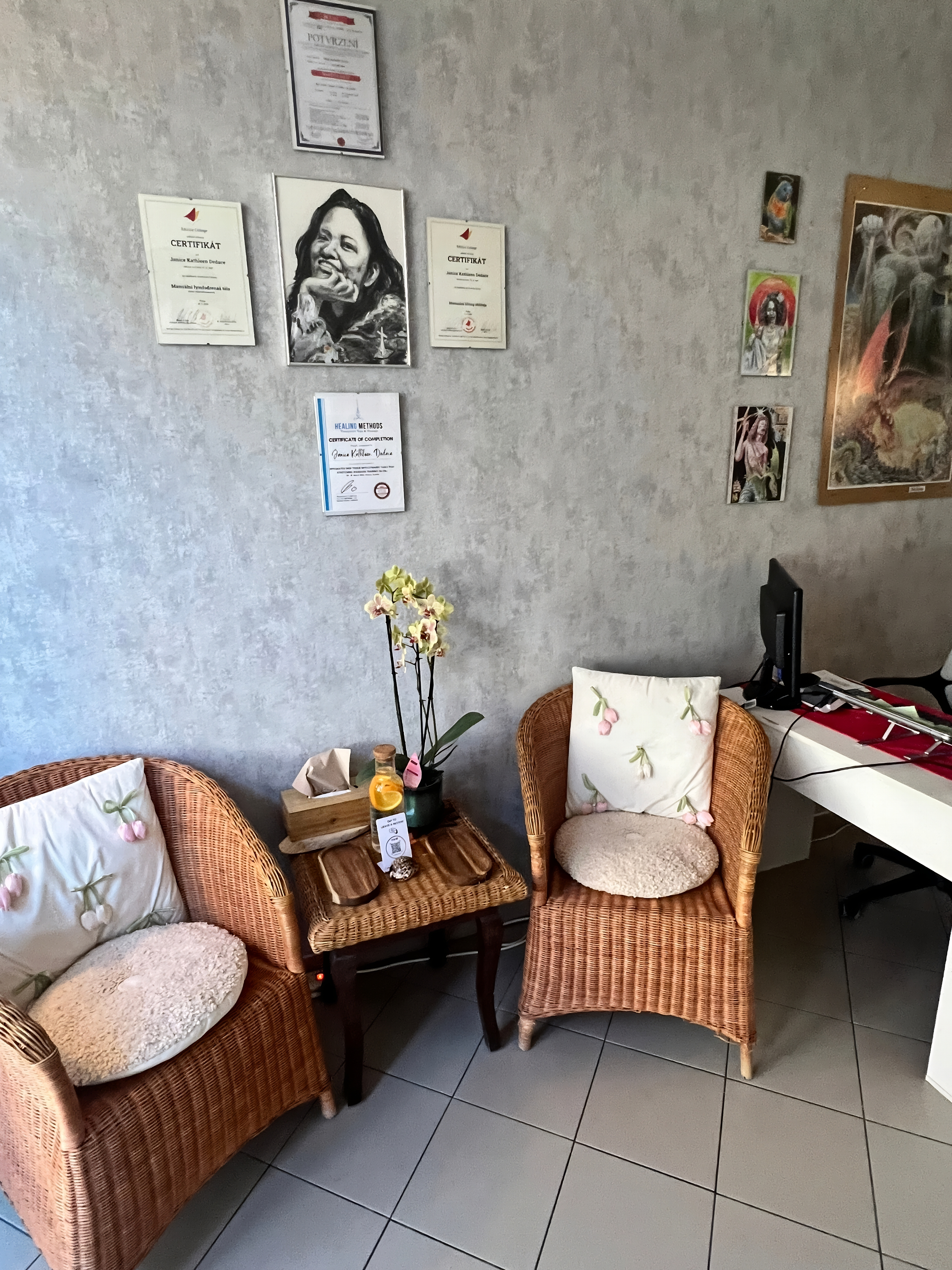 Čekárna s certifikáty a ratanovými křesly